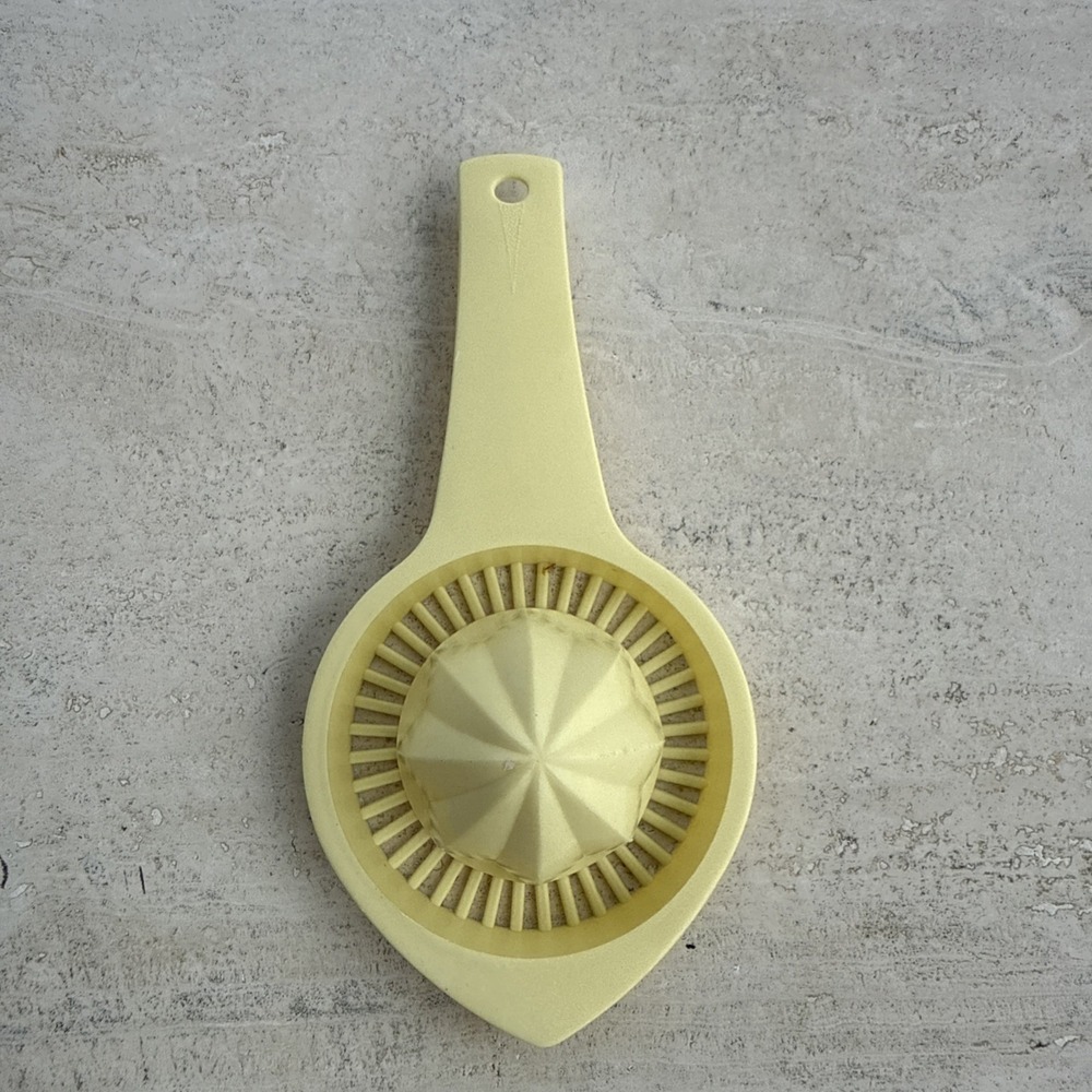 ECKO USA Handheld Fruit Juicer Kitchen Utensil Yellow 8"‎ Orange Juice Plastic